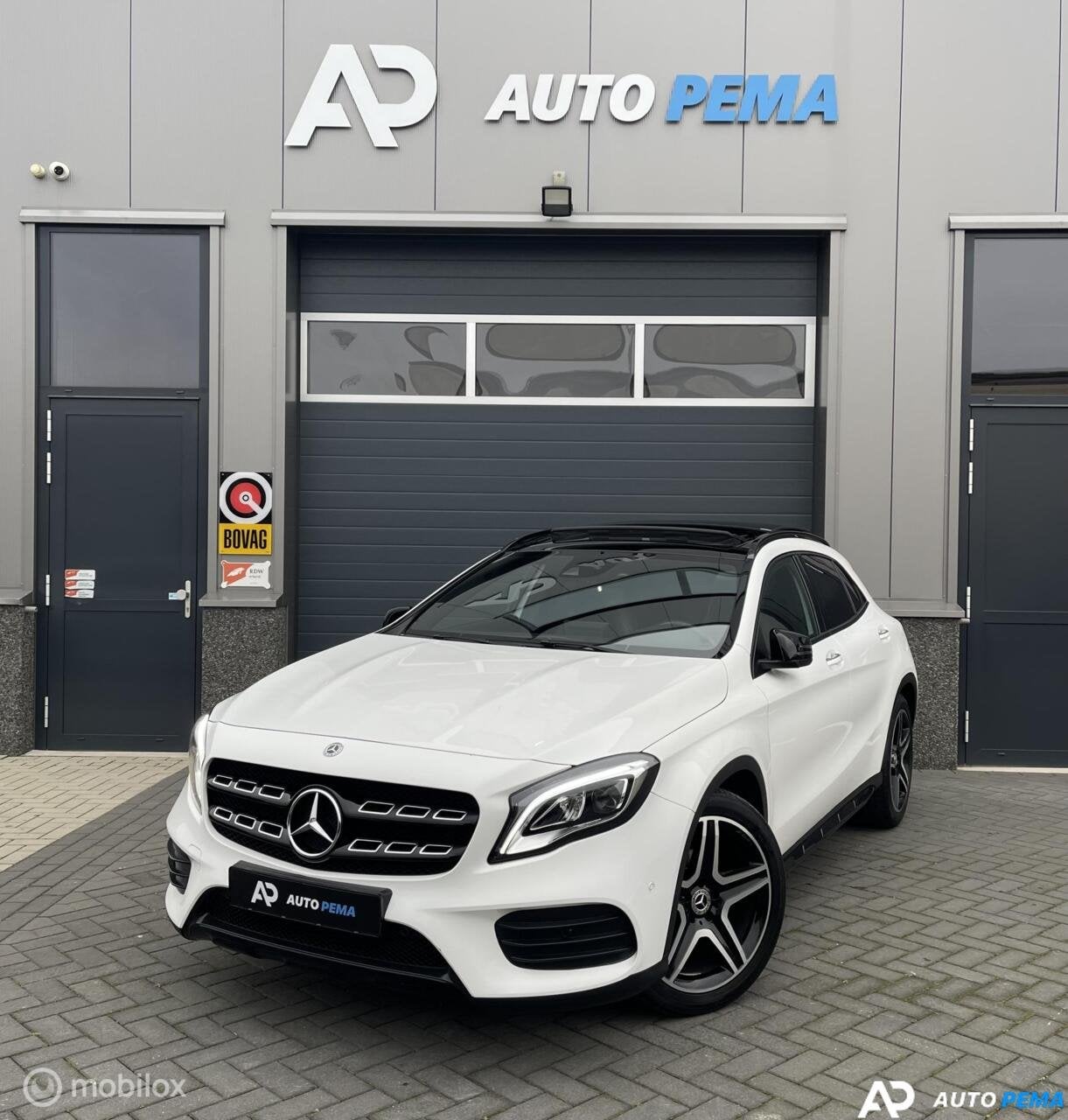 Mercedes-Benz GLA-Klasse 180 AMG Line Pano Camera, Gebruikt, Zwart, 4 cilinders, Leder en Stof