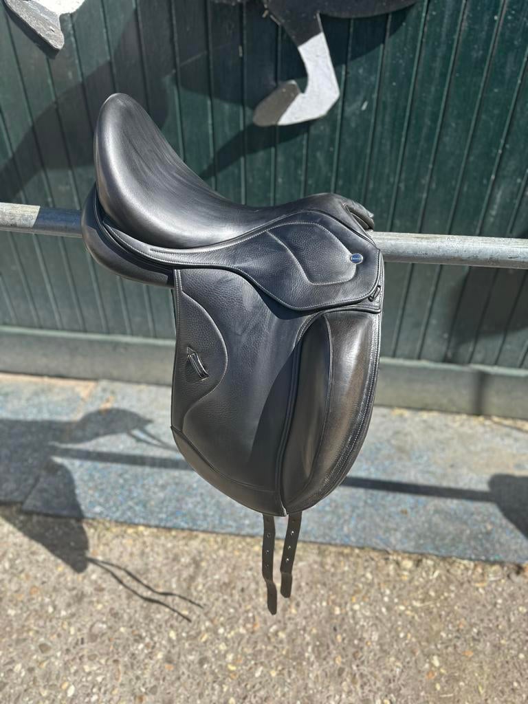 Ikonic dressuurzadel zwart 17,5 inch, Dieren en Toebehoren, Ophalen, Zo goed als nieuw, Dressuur