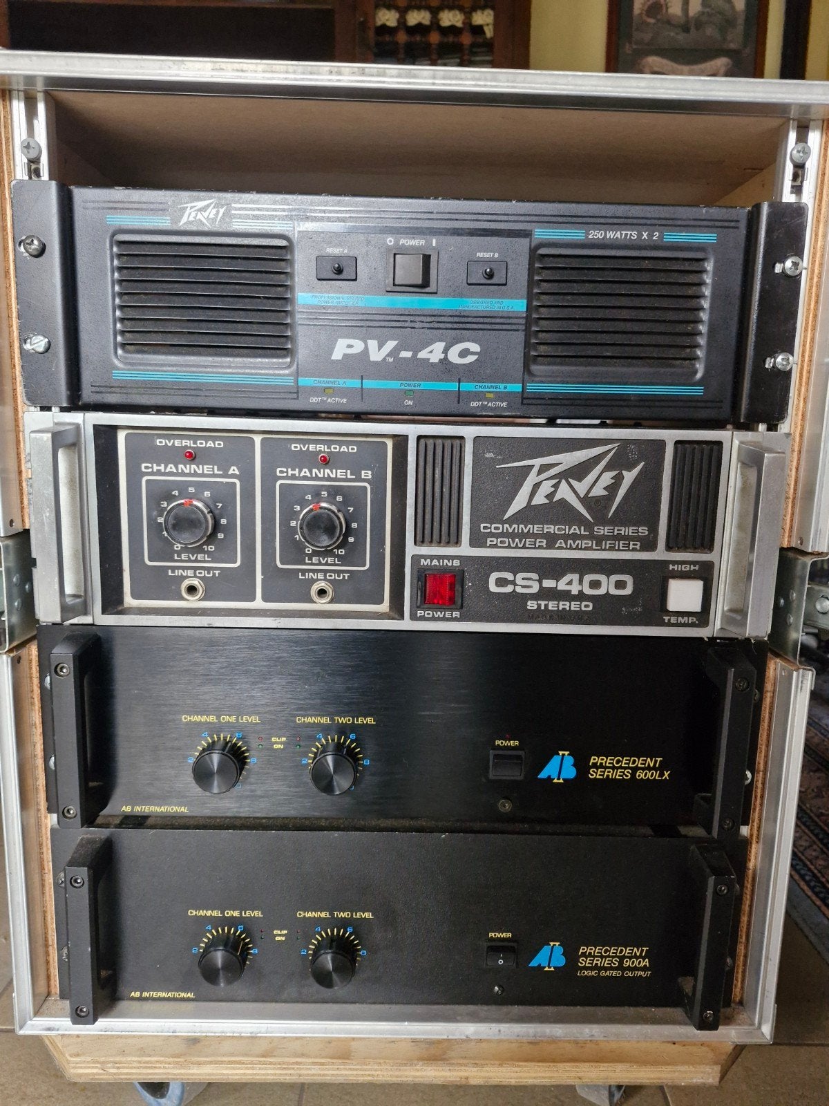 eindversterkers in flightcase (waaronder 2xAB International), Ophalen, Zo goed als nieuw, Minder dan 500 watt