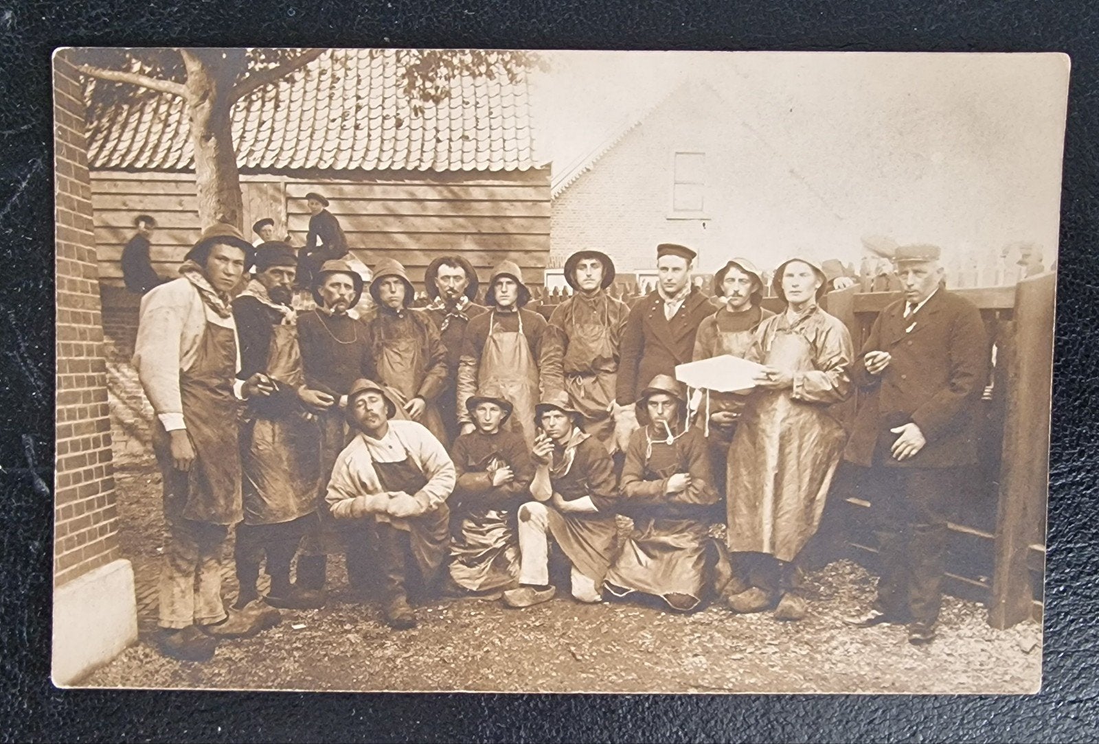 Oude ansichtkaart: Groep mannen in werkkleding, Ophalen of Verzenden, Voor 1920, Ongelopen