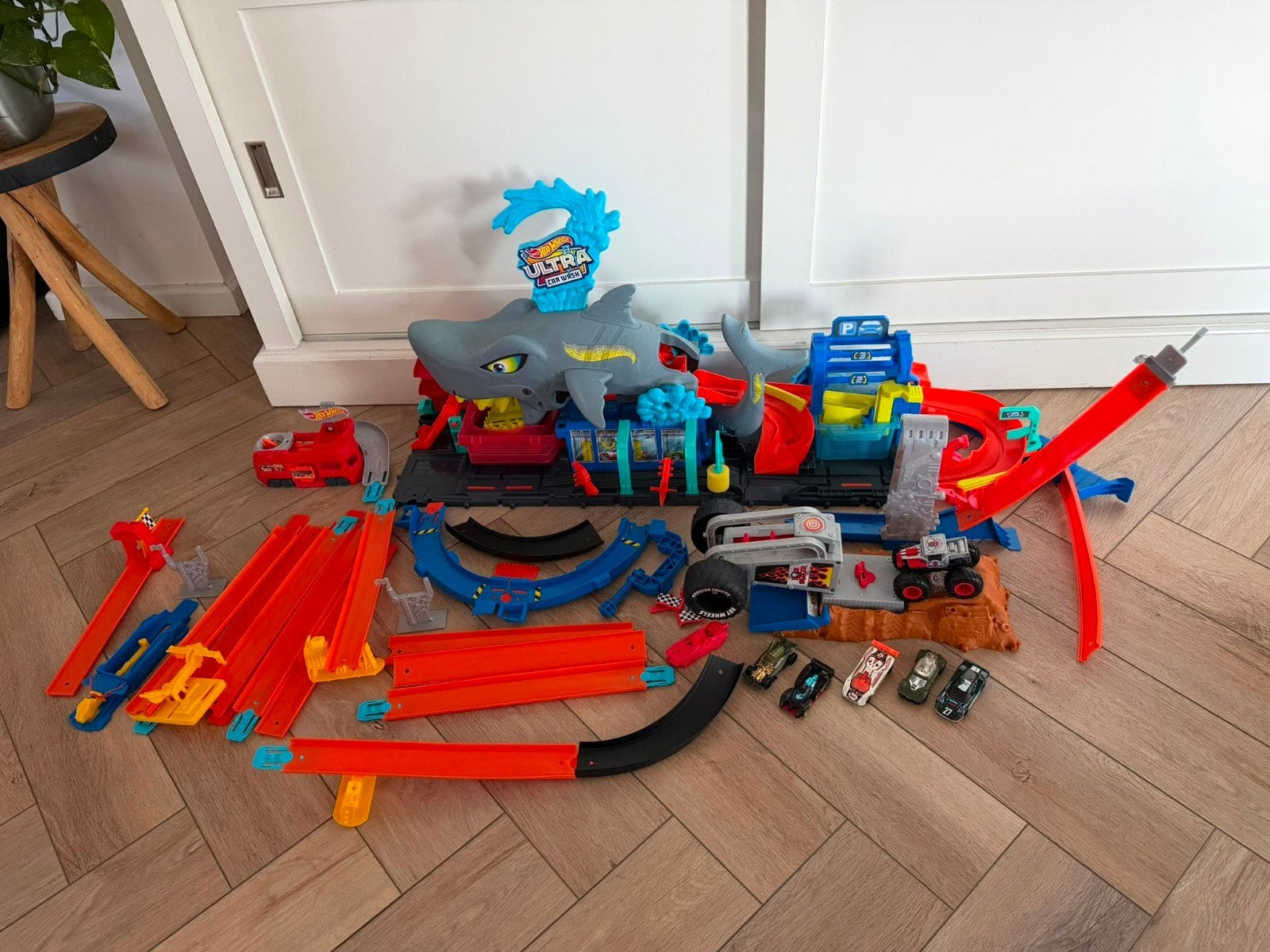 Grote partij Hot Wheels sets + 5 auto's, Kinderen en Baby's, Speelgoed | Speelgoedvoertuigen, Ophalen, Gebruikt
