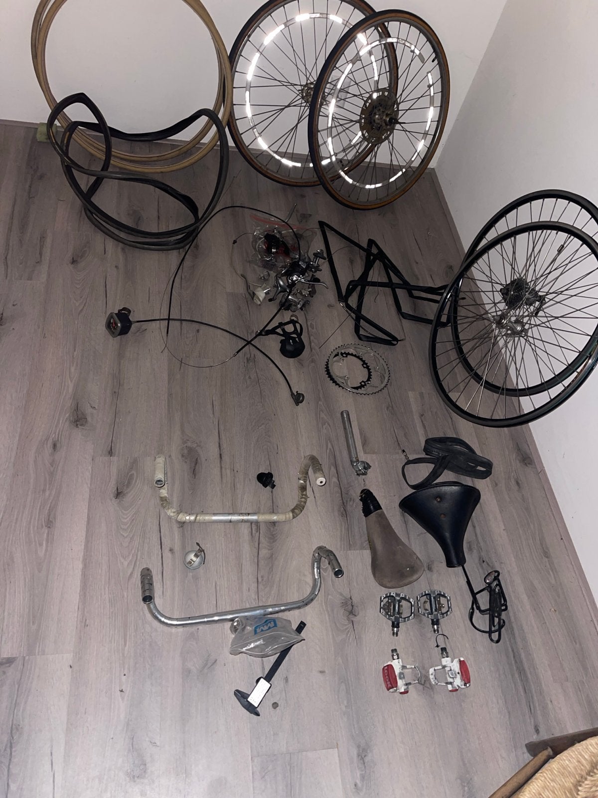 Diverse fiets onderdelen: remmen, banden, sturen, zadel, Fietsen en Brommers, Ophalen, Gebruikt, Band, Rubber