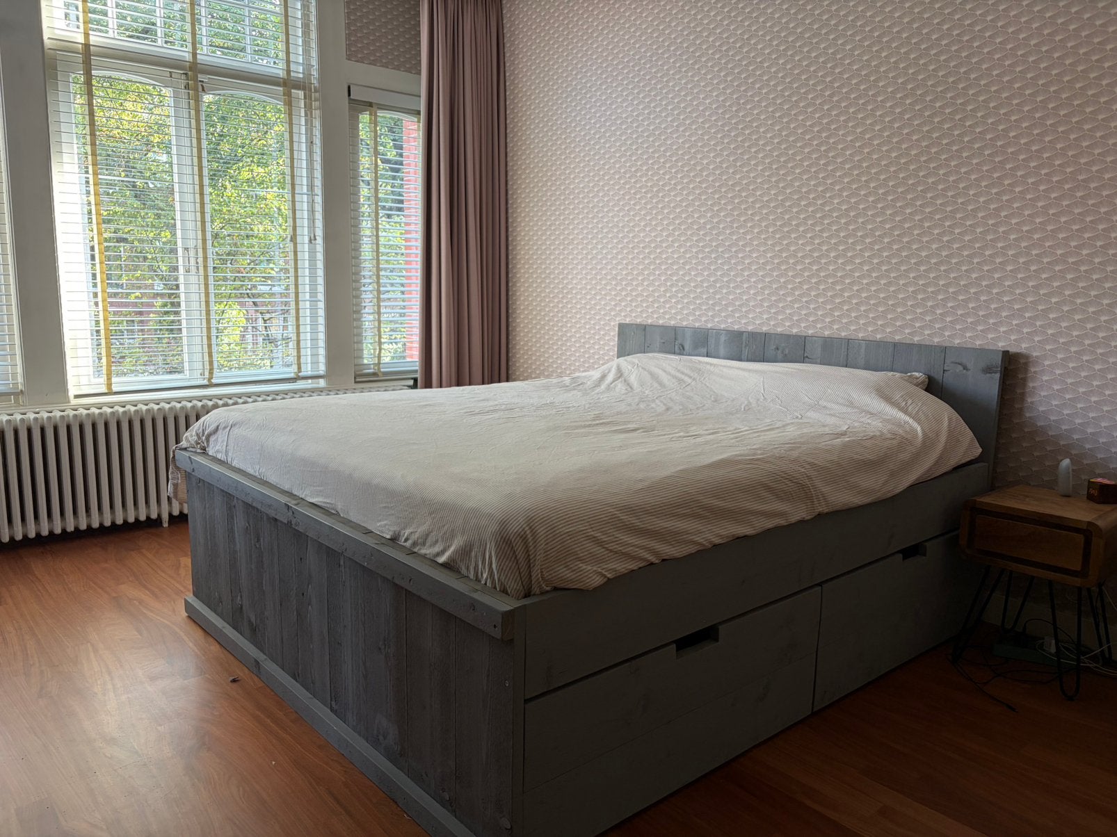 Steigerhouten bed 180x210 met 4 lades – grijs, verhoogd