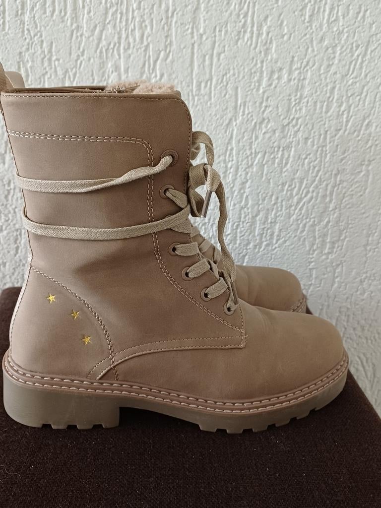 Stoere beige veterlaarzen met sterren, maat 41, Kleding | Dames, Schoenen, Zo goed als nieuw, Lage of Enkellaarzen, Beige, Ophalen of Verzenden