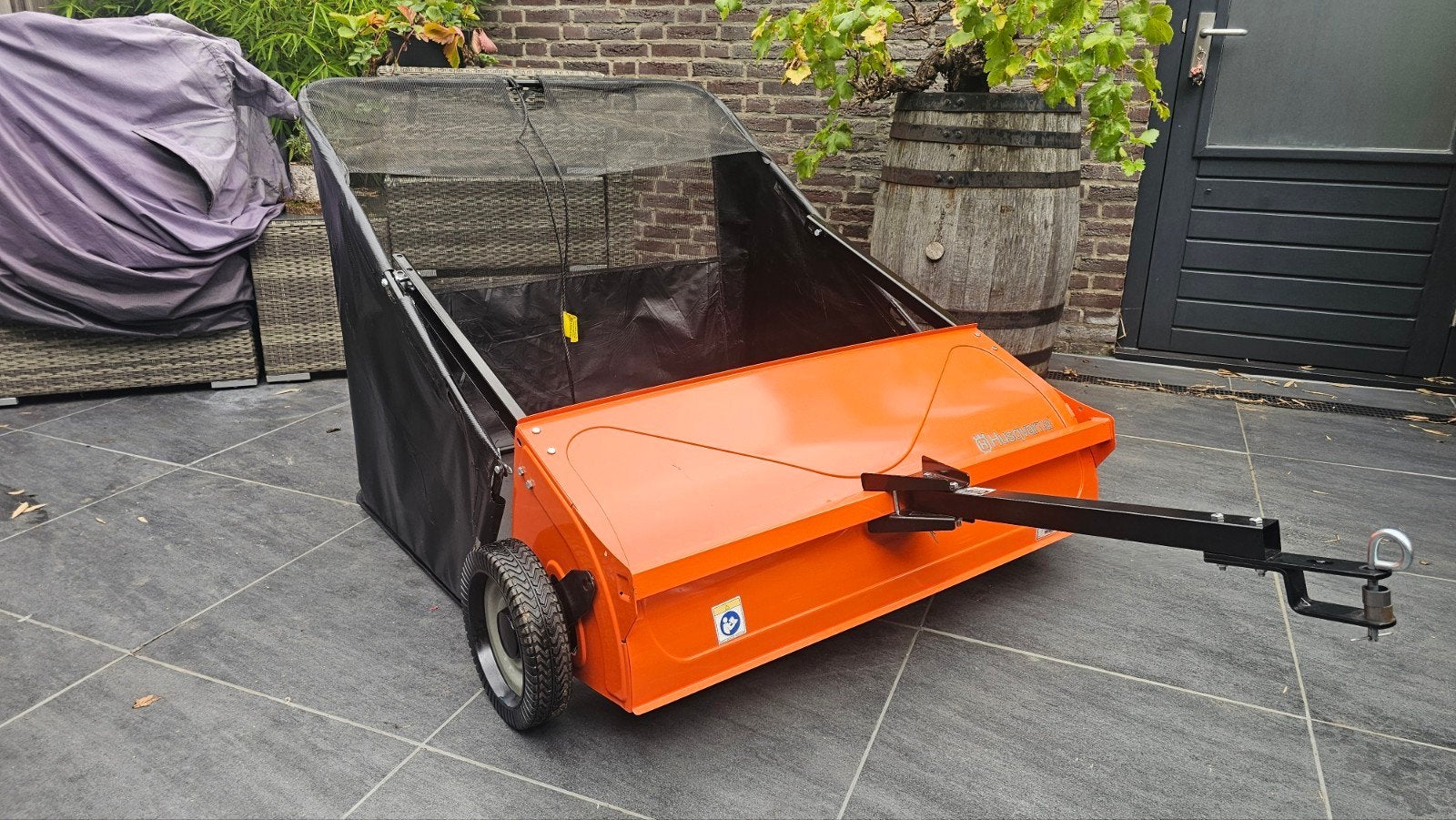 Gazonveger / Bladveger achter Zitmaaier - Husqvarna 107 cm, Ophalen, Zo goed als nieuw, Husqvarna