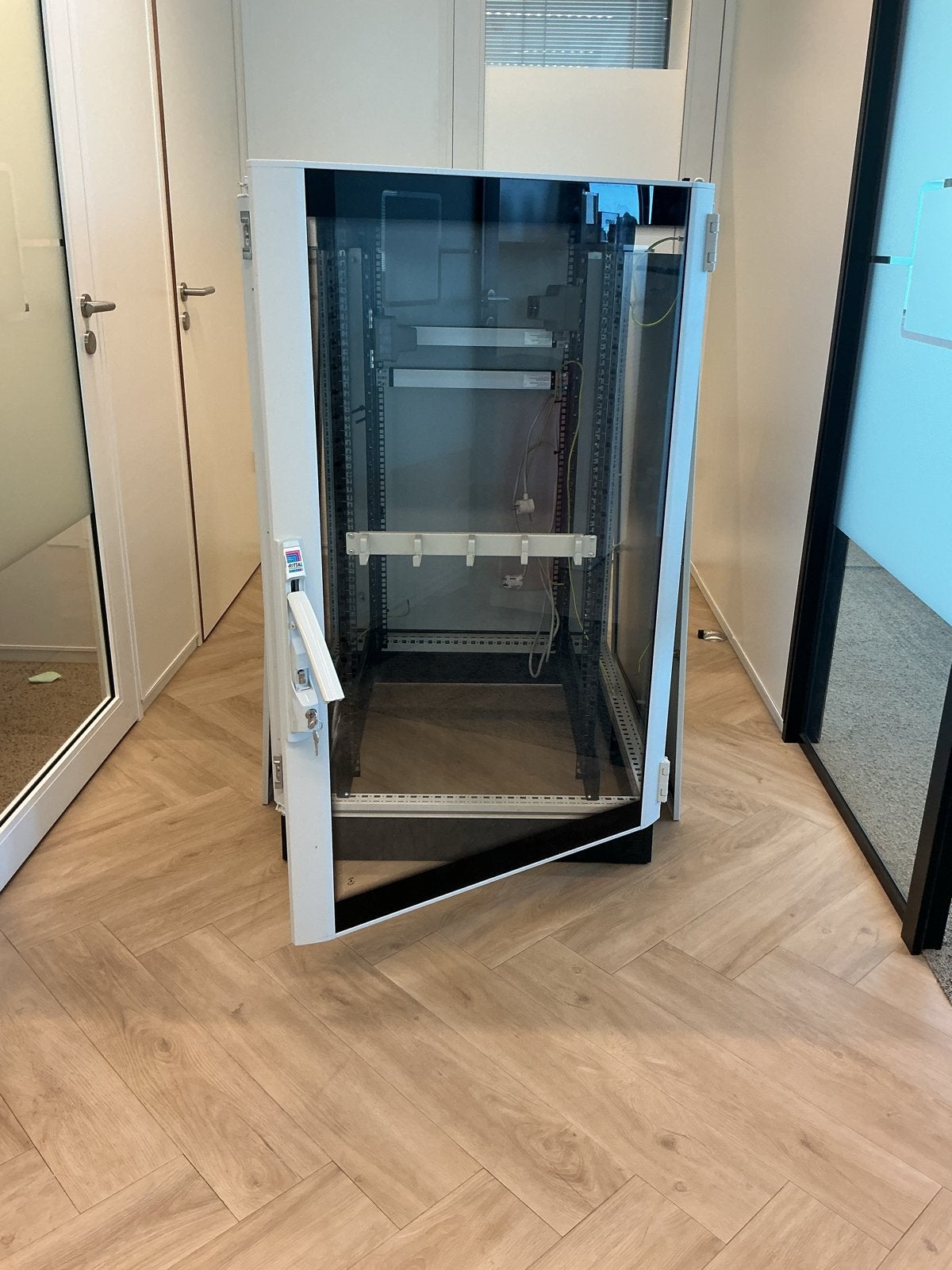 Serverkast met glazen voordeur en plaatstalen achterdeur, Ophalen, Gebruikt, Glas, Plaatstaal