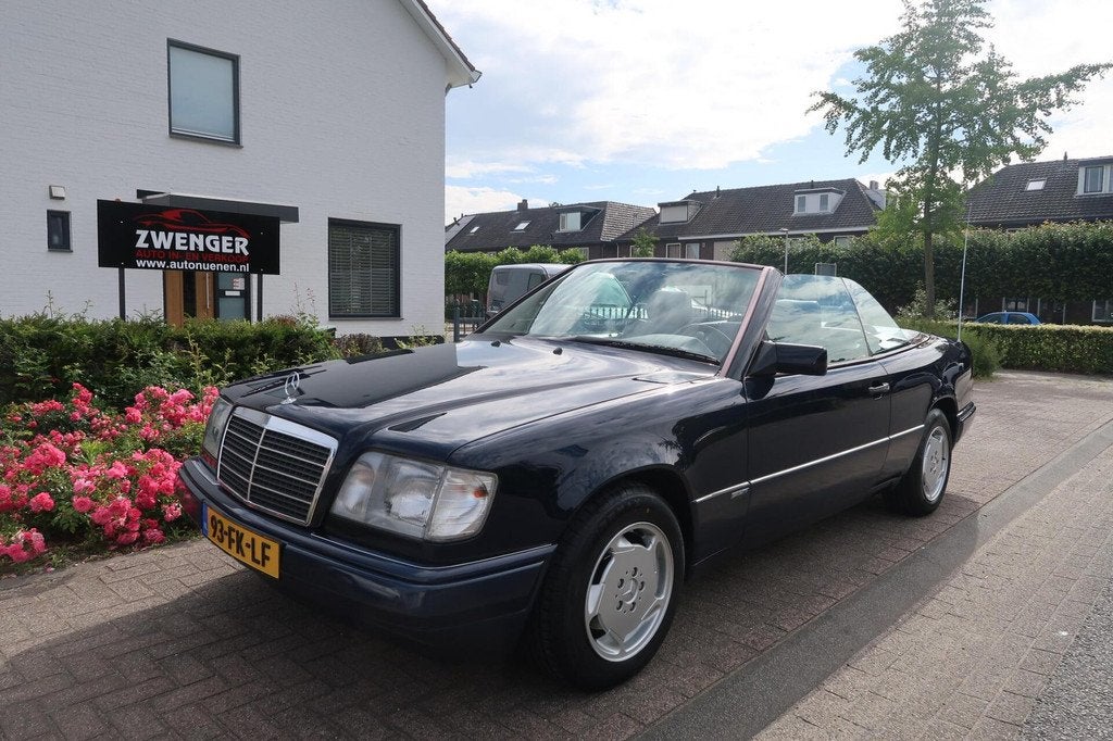 Mercedes E-klasse 220 SPORTLINE|NAVIGATIE|TREKHAAK|CRUISECON, Auto's, Mercedes-Benz, Achterwielaandrijving, Bedrijf, Handgeschakeld