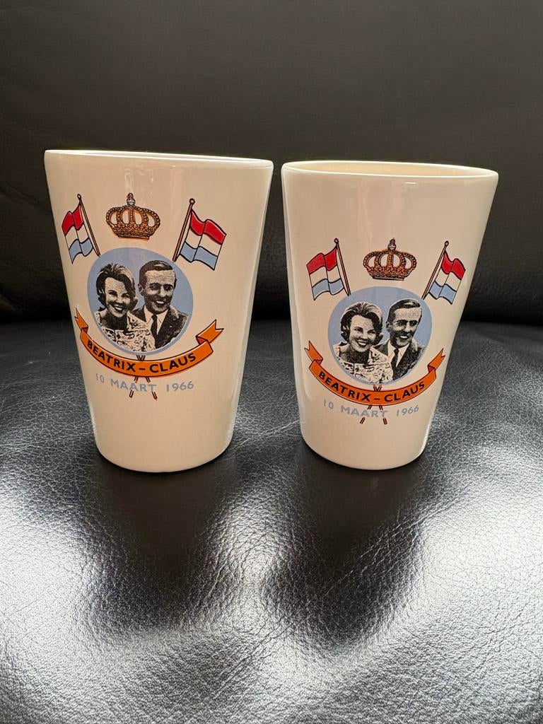 2 bekers huwelijk Beatrix en Claus 10 maart 1966, Verzamelen, Koninklijk Huis en Royalty, Ophalen, Gebruikt, Nederland, Servies