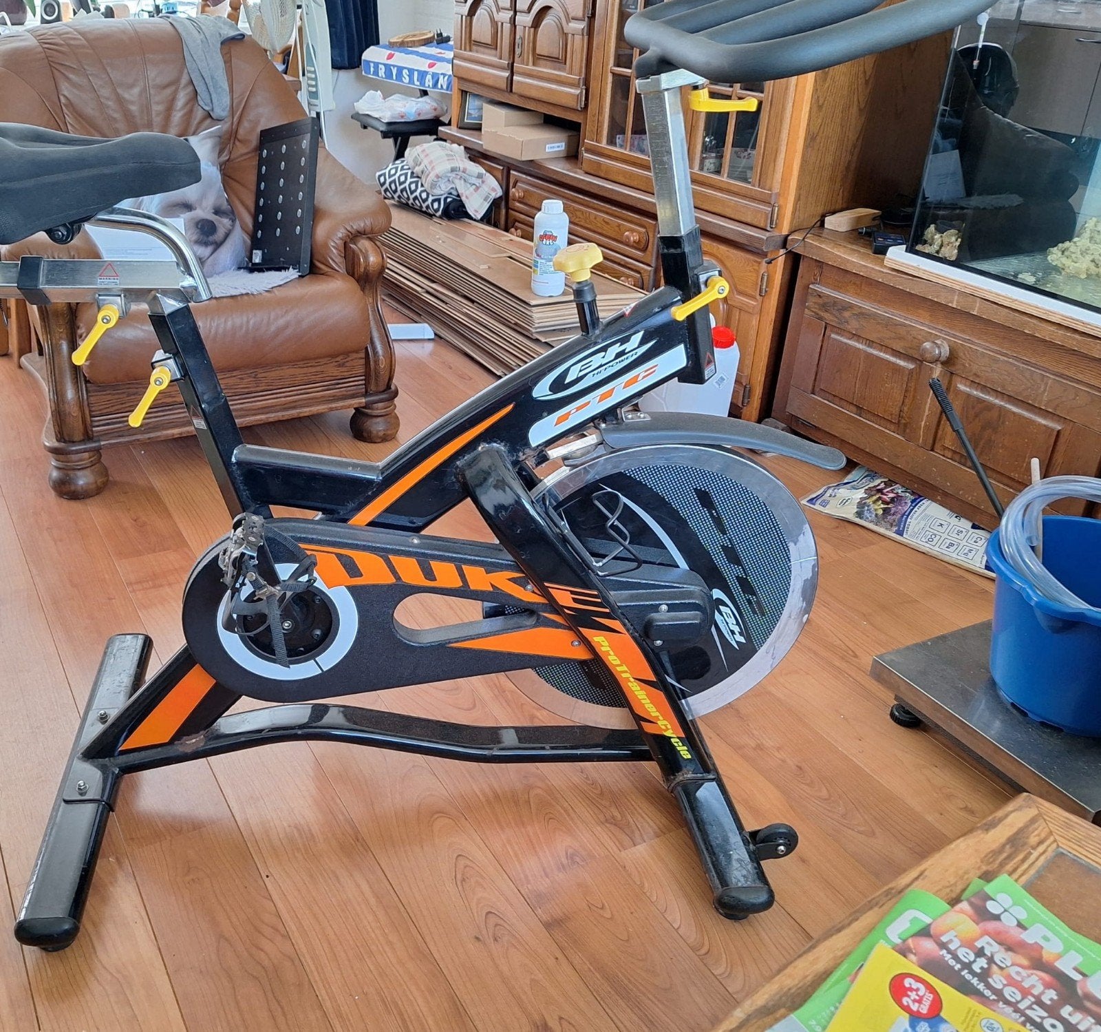 Hometrainer van sportschoolkwaliteit - Zwaar en verrijdbaar, Ophalen, Gebruikt, Metaal, Benen