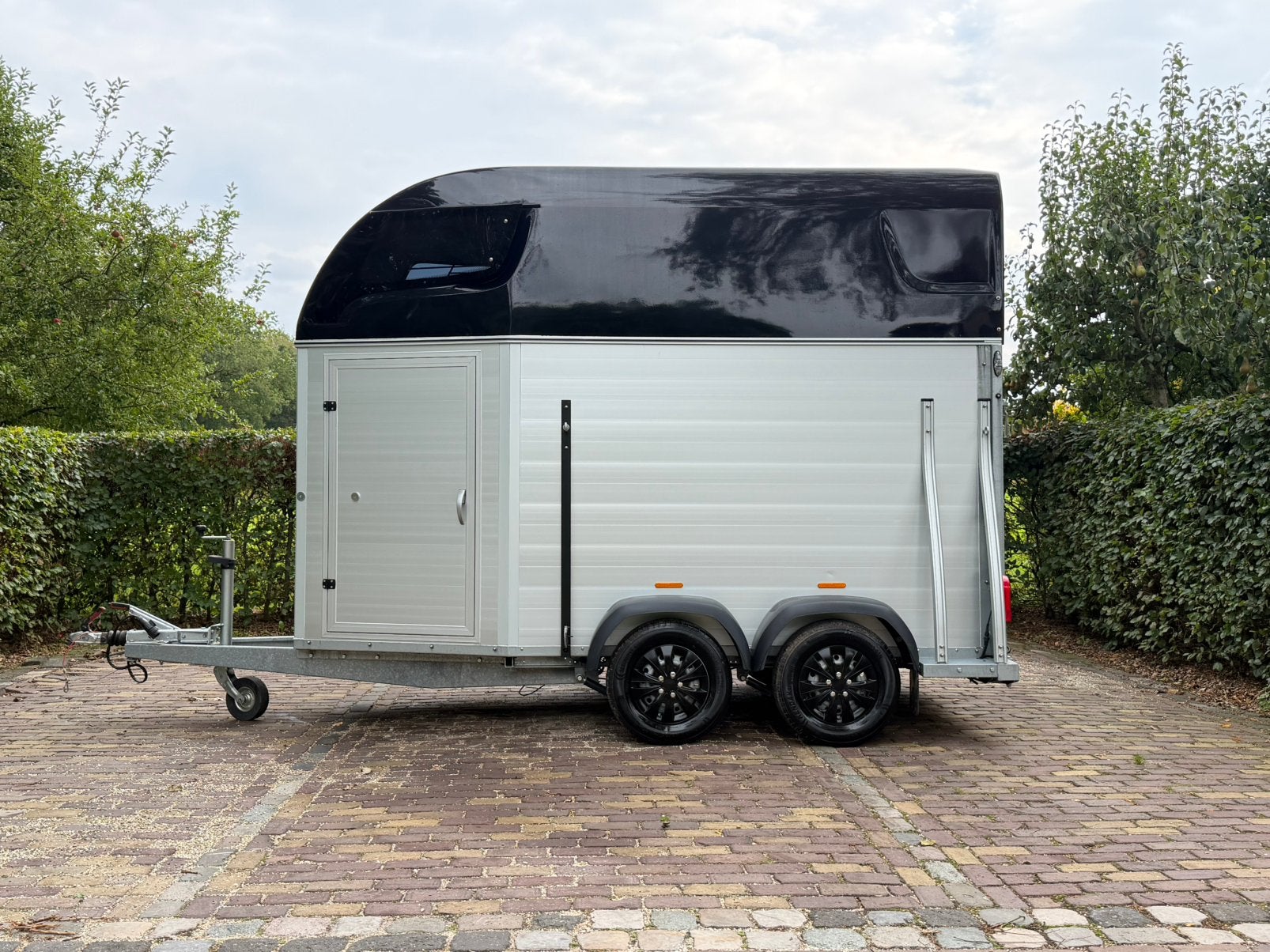 Nieuwstaat sirius s45 vol aluminium met Zadelkamer, 2023, Ophalen, Aluminium, Zo goed als nieuw, Info@ttpaardentrailers.nl