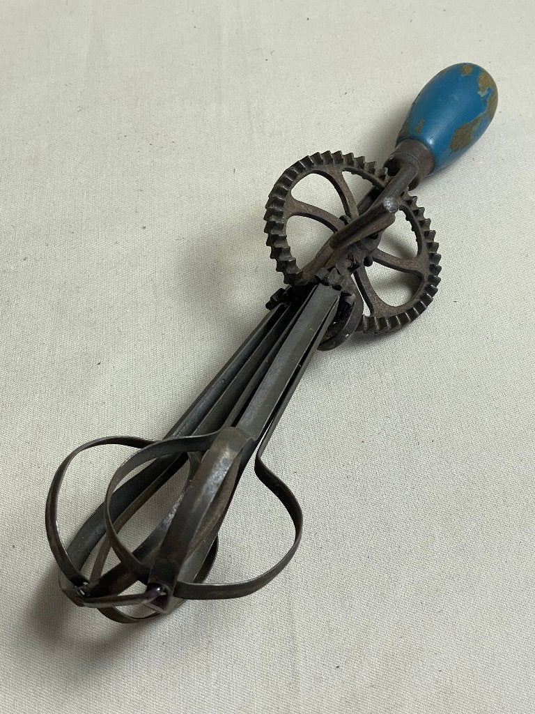 Oude metalen eierklopper met houten handvat, Ophalen of Verzenden