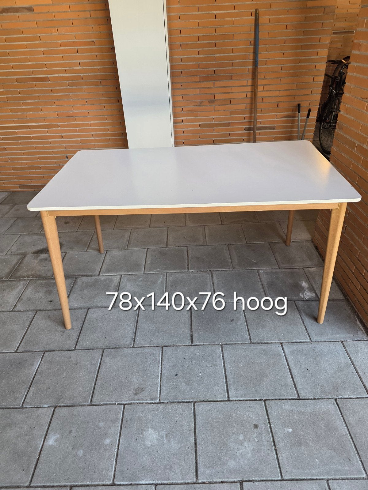 Eettafel wit met houten poten - 140x78x76 cm, Gebruikt, 100 tot 150 cm, Overige houtsoorten, Modern