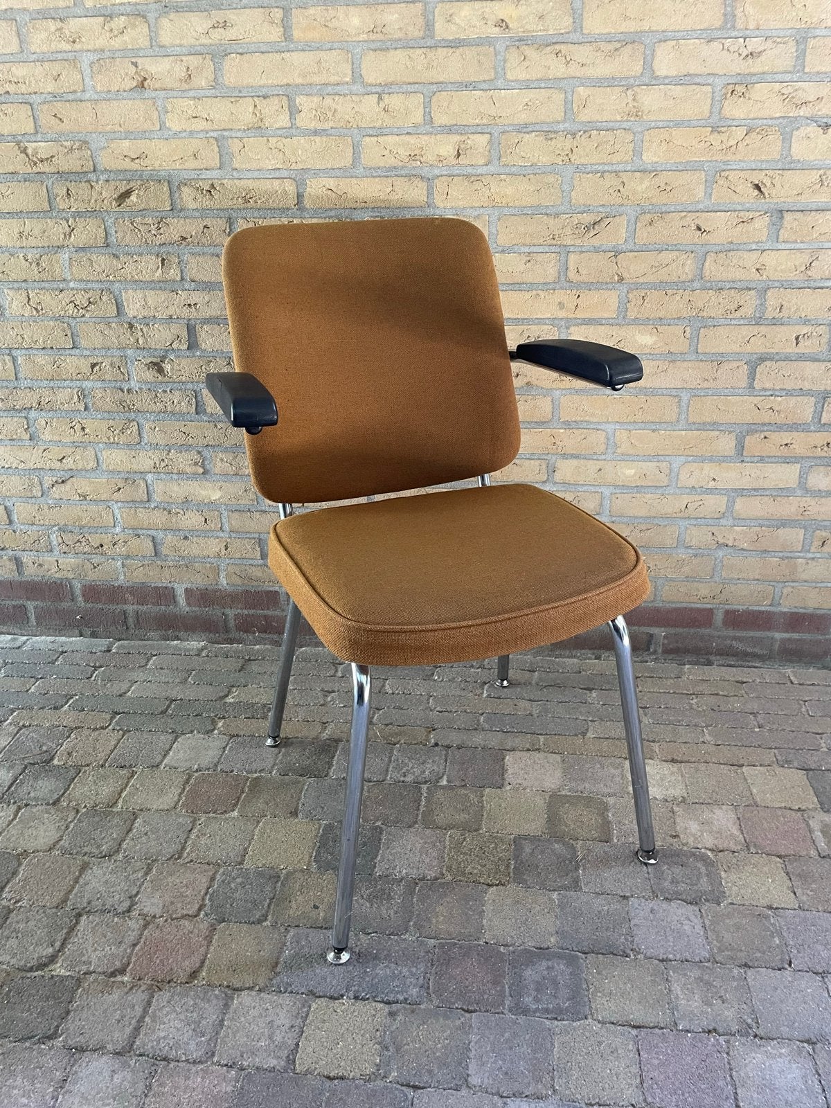Vintage stoel met armleuningen - Bruin stof en metaal, Ophalen, Gebruikt, Bruin, Eén