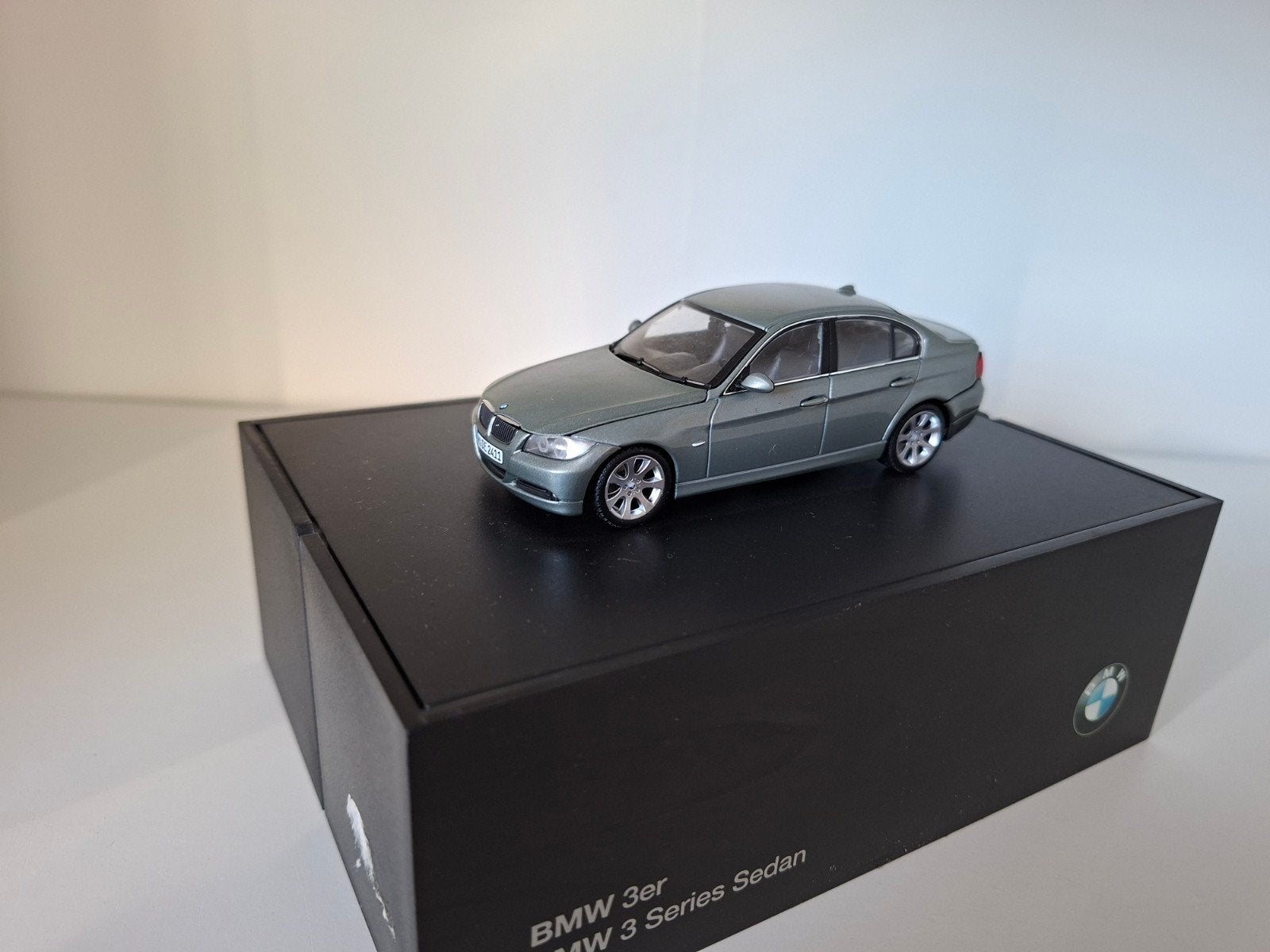BMW 3 serie E90 minichamps dealer uitgave, Hobby en Vrije tijd, Modelauto's | 1:43, Ophalen of Verzenden, Zo goed als nieuw, Auto