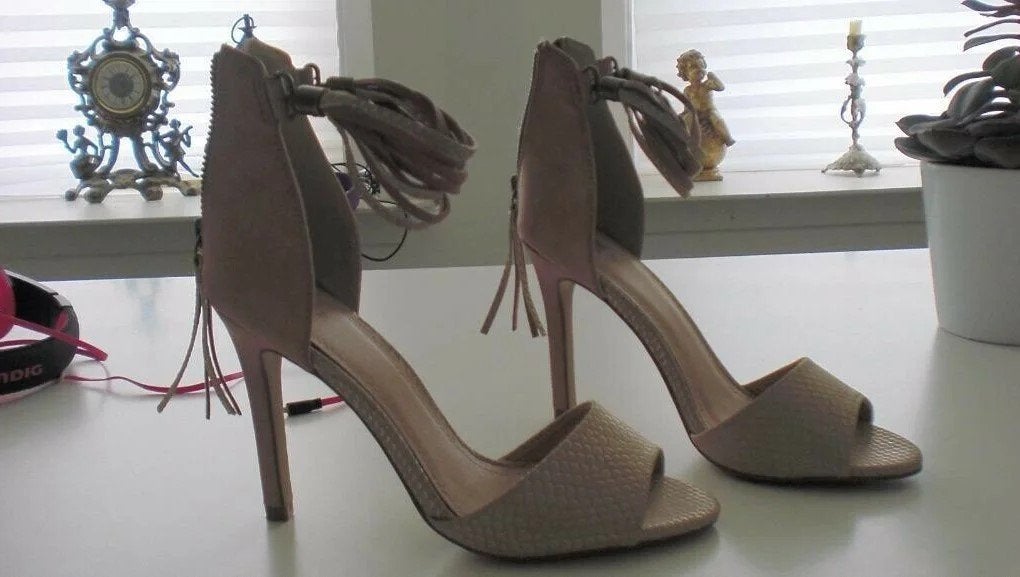 Peeptoes beige, Beige, Ophalen of Verzenden, Zo goed als nieuw, Pumps
