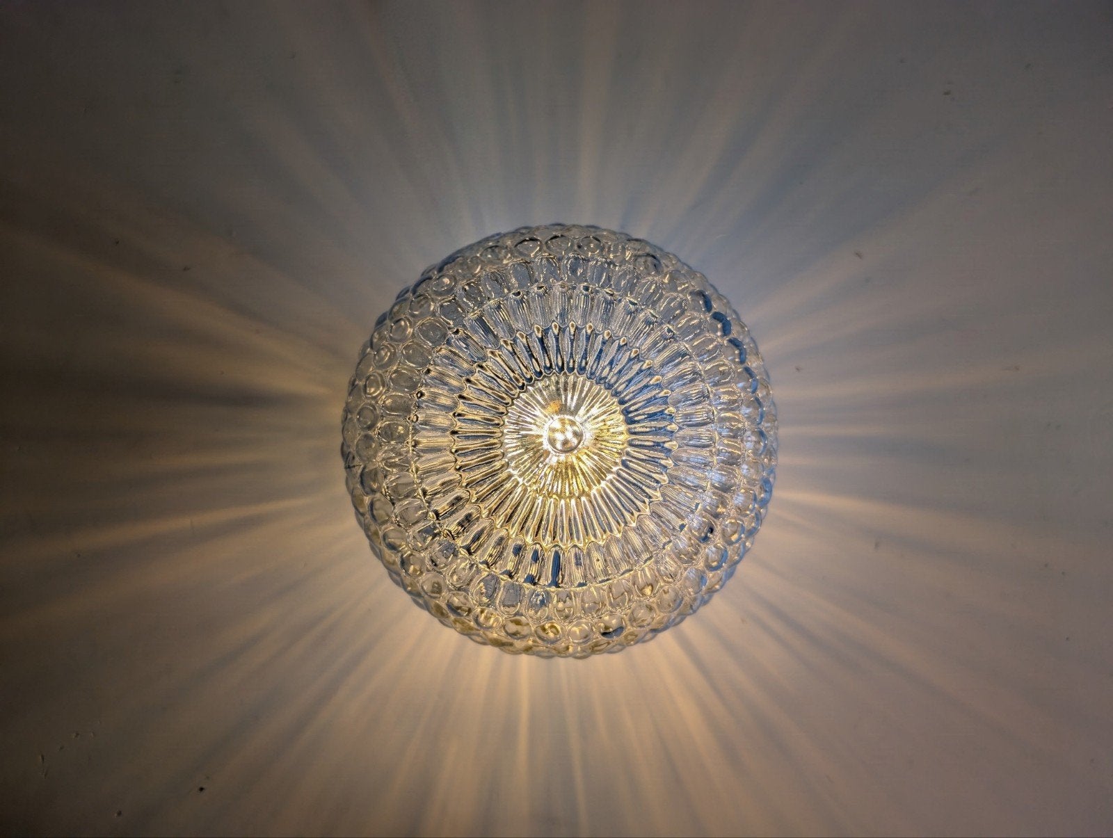 vintage glazen bollamp, prachtig reliëfglas & sfeervol licht, Zo goed als nieuw, Plafondlamp, Glas, E27 (groot)