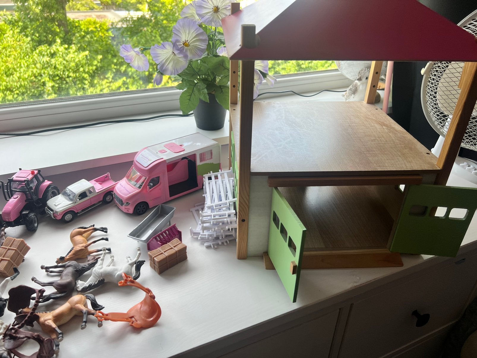 Houten manege met paardjes en toebehoren, Ophalen of Verzenden, Zo goed als nieuw, Poppenhuis