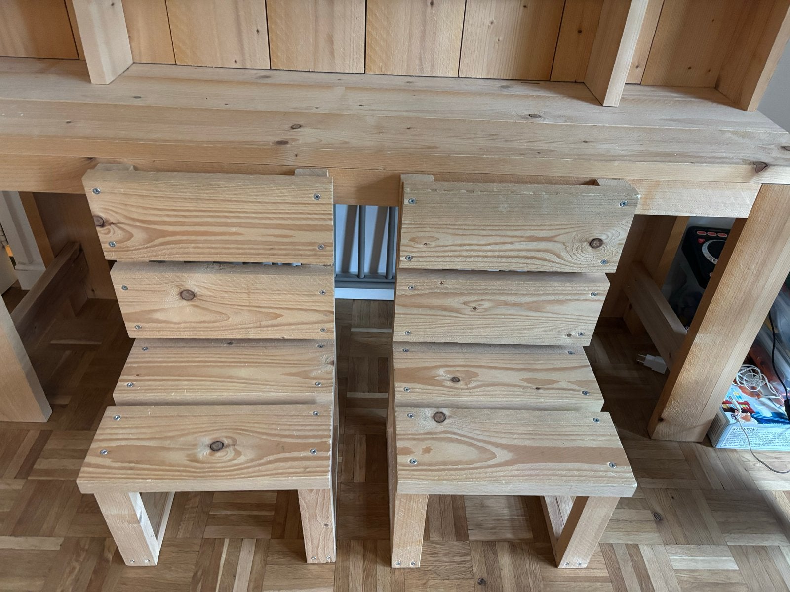 Houten bureau met stoelen - ideaal voor kinderen, Ophalen, Gebruikt, Tafel(s) en Stoel(en)