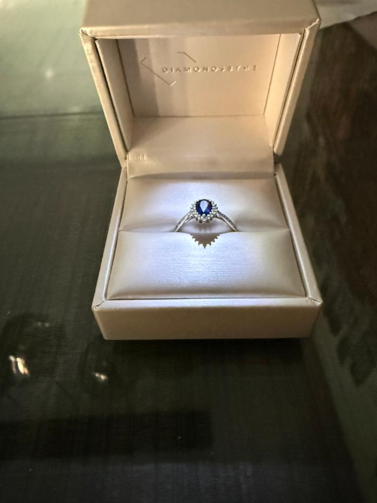 14 karaat witgouden ring met saffier en labdiamanten, Wit, Ophalen of Verzenden, Zo goed als nieuw, 17 tot 18