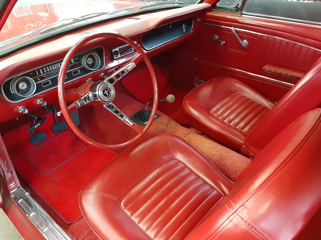 Ford Mustang 1965 - 3.3 SIX - handgeschakeld - poppy red, foto 6