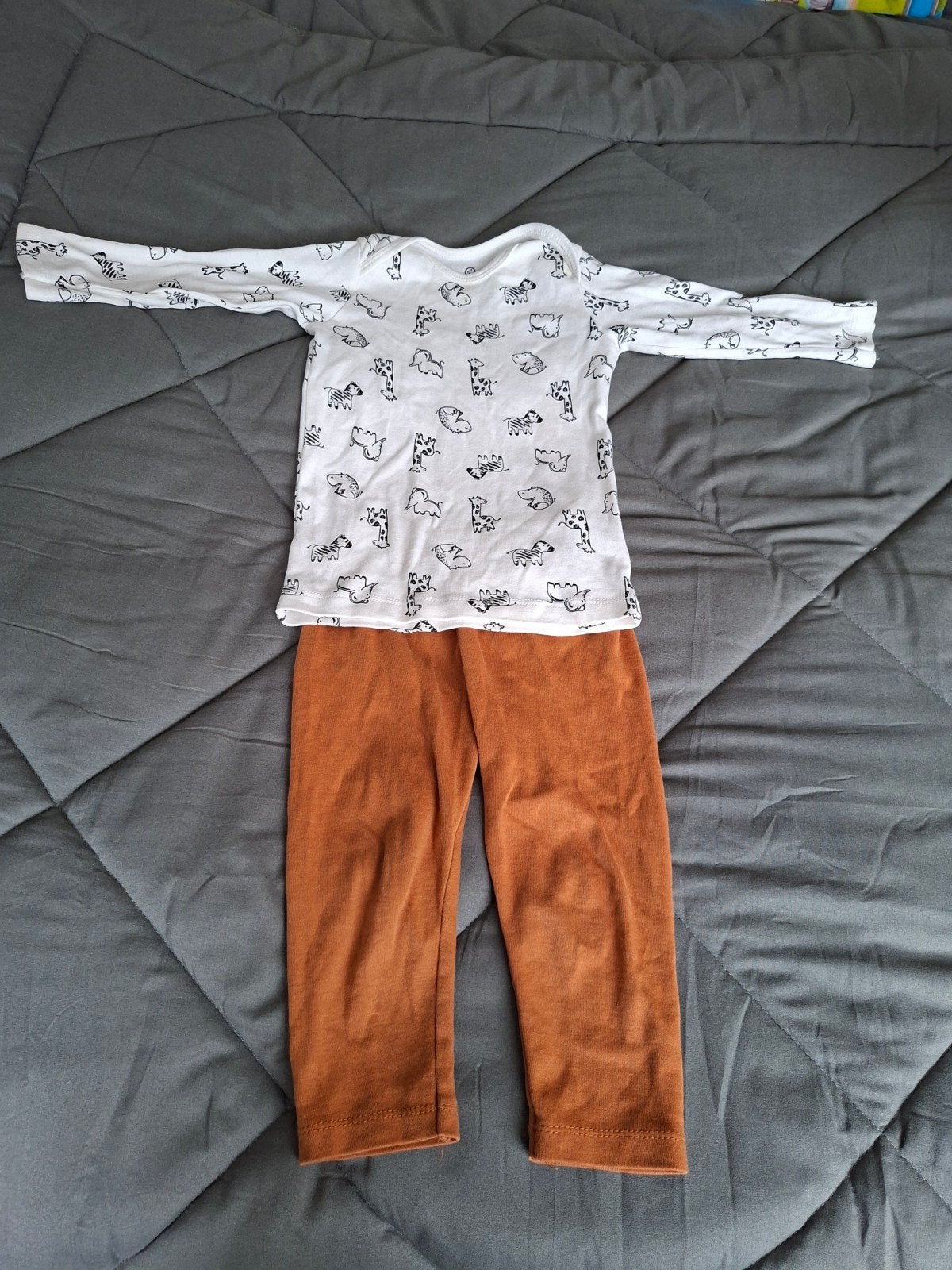 Leuk setje: shirtje met dierenprint en bruine broek, Jongetje of Meisje, Ophalen of Verzenden, Zo goed als nieuw, Setje