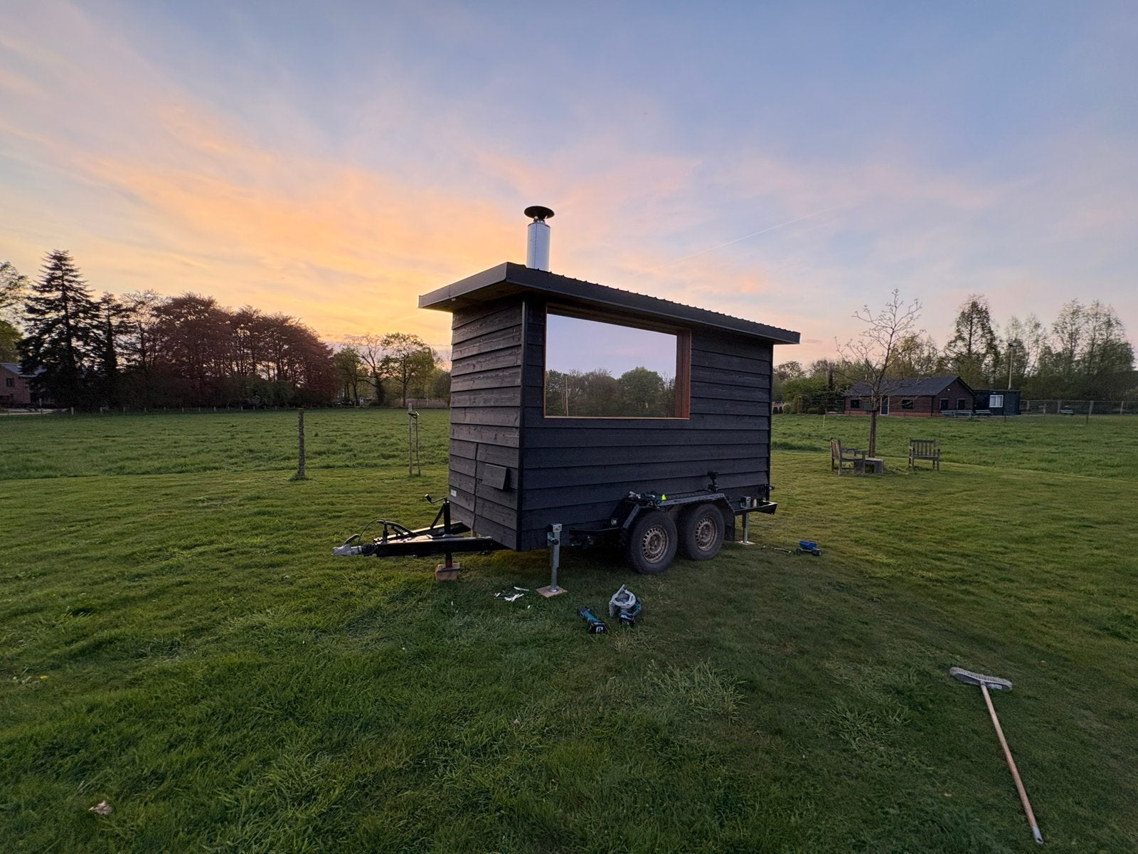 Unieke Sauna op Wielen met Buitendouche en Omkleedruimte, Ophalen, Nieuw, Fins of Traditioneel, Complete sauna