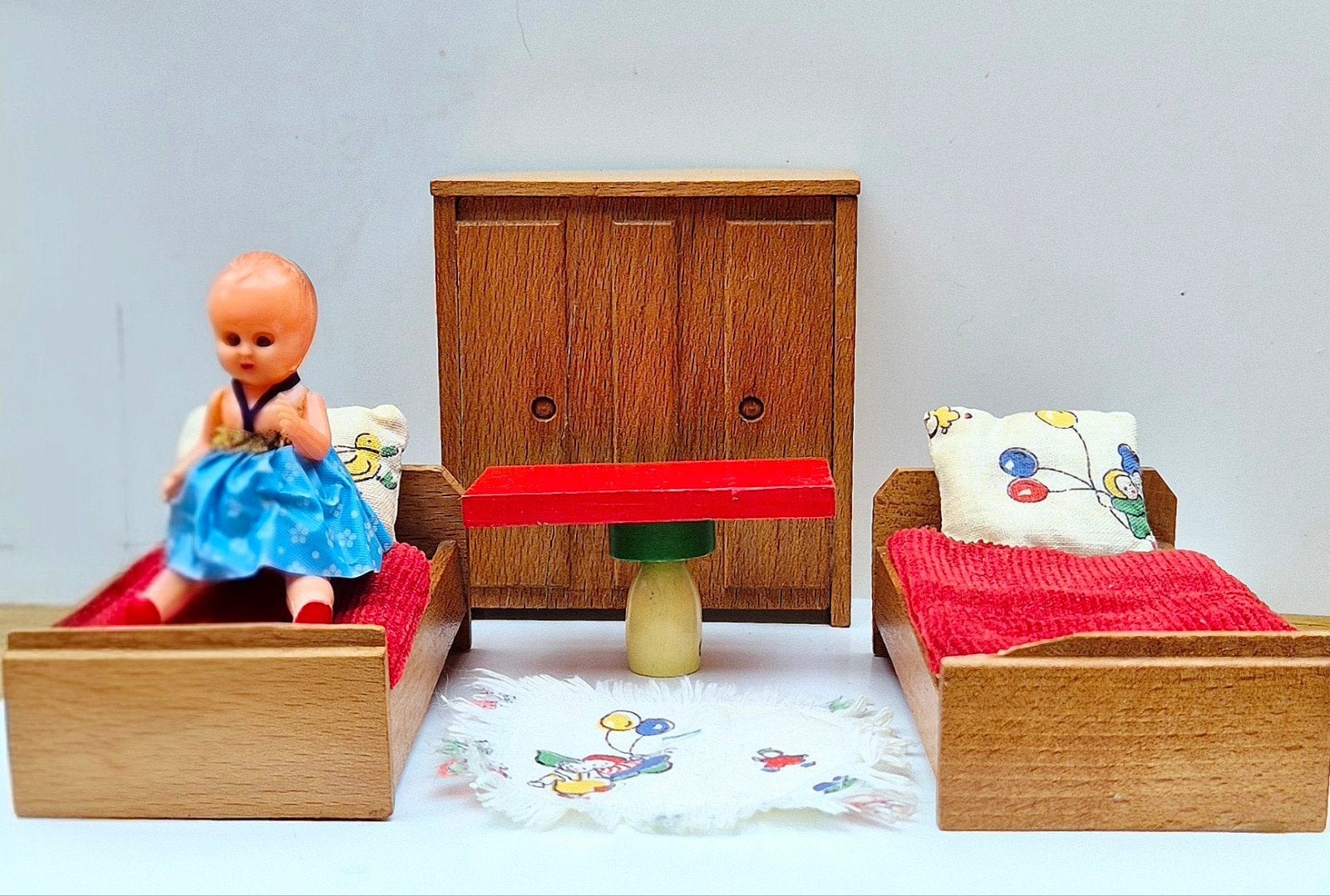 Poppenhuis meubeltjes 1:12 antiek vintage bed kast tafel, Ophalen of Verzenden, Gebruikt, Gebruiksvoorwerp
