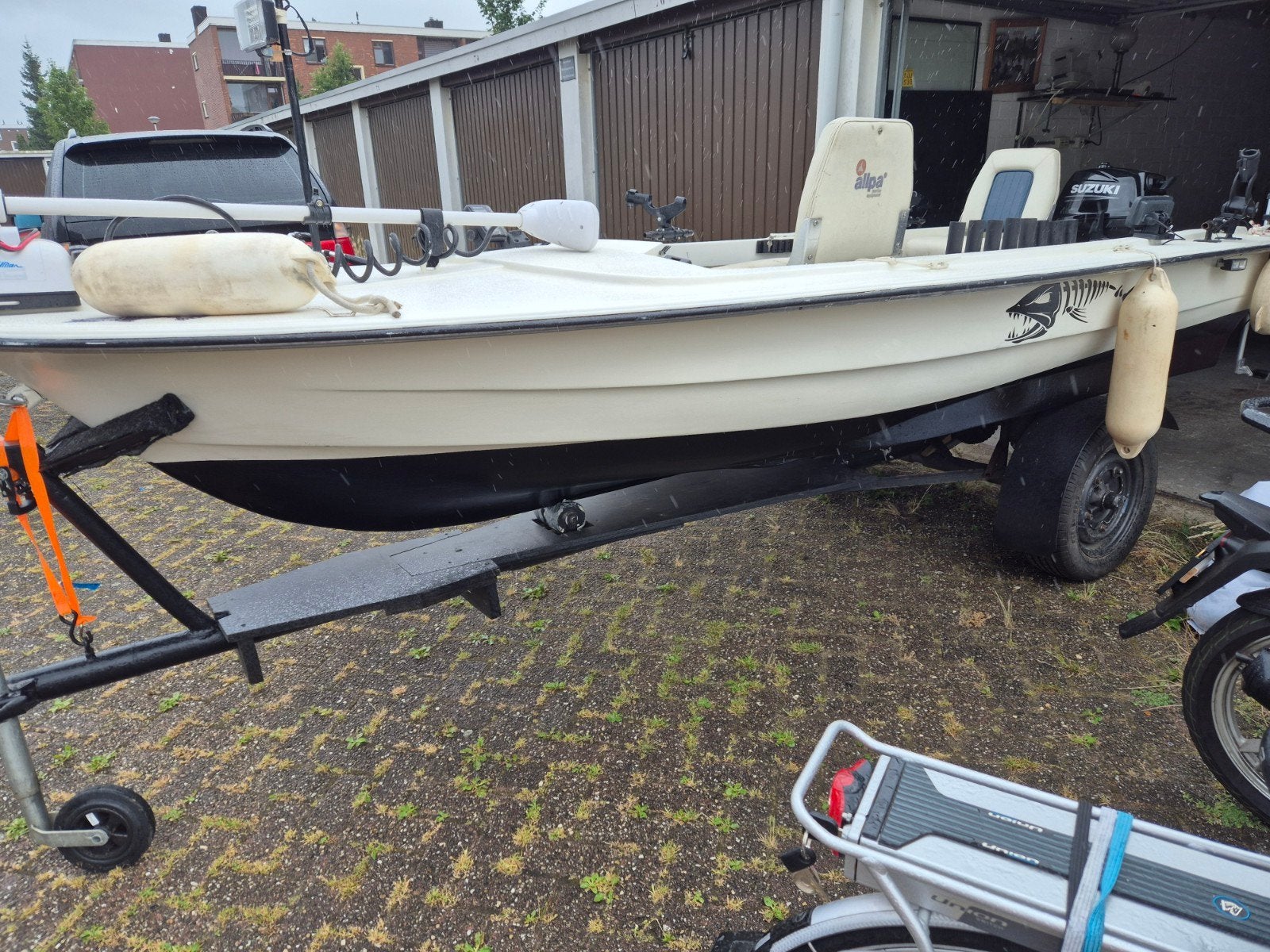 Visboot met Suzuki buitenboordmotor  ed, Ophalen