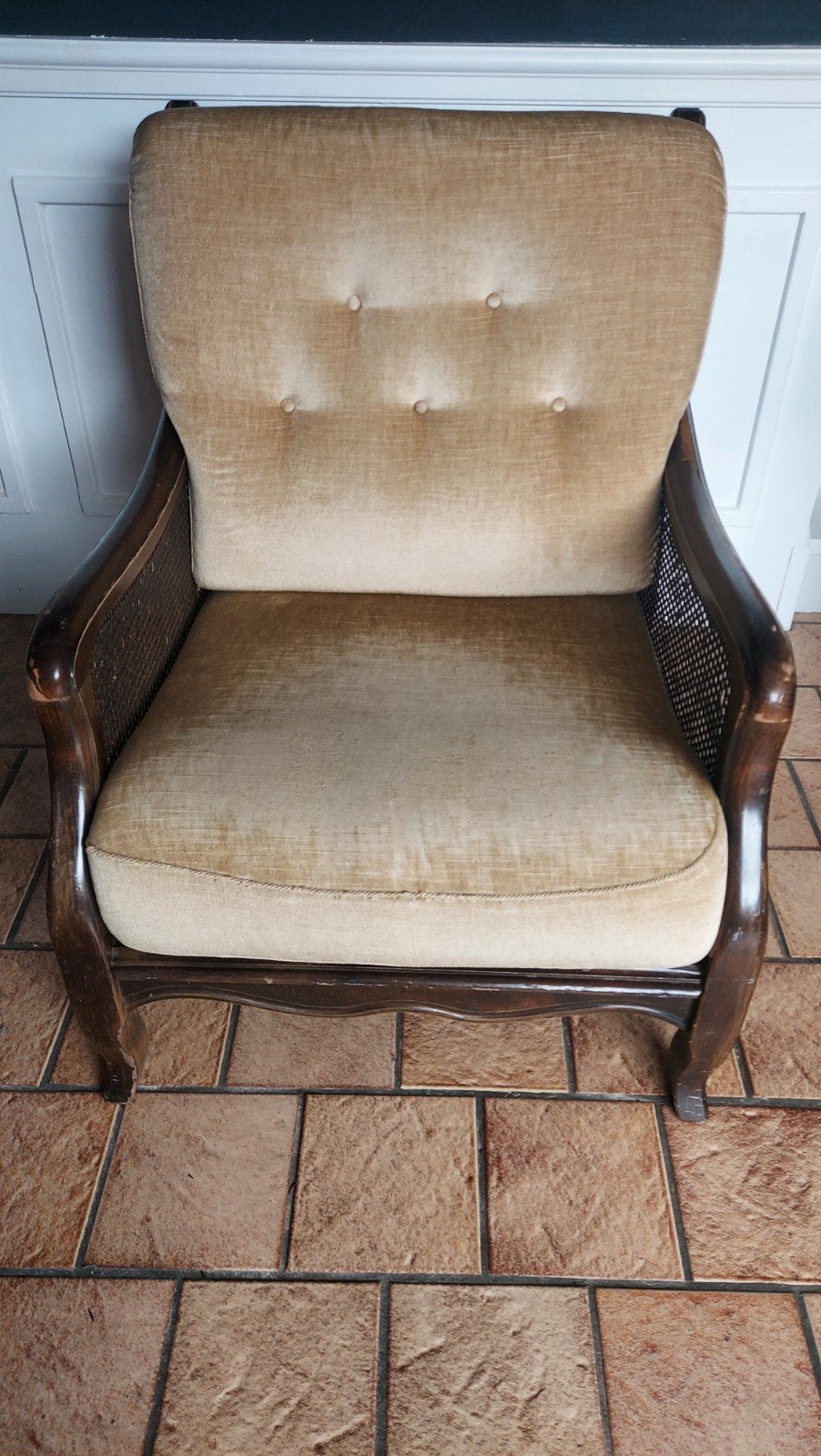 Vintage fauteuil met rotan en beige velours bekleding, Antiek en Kunst, Ophalen
