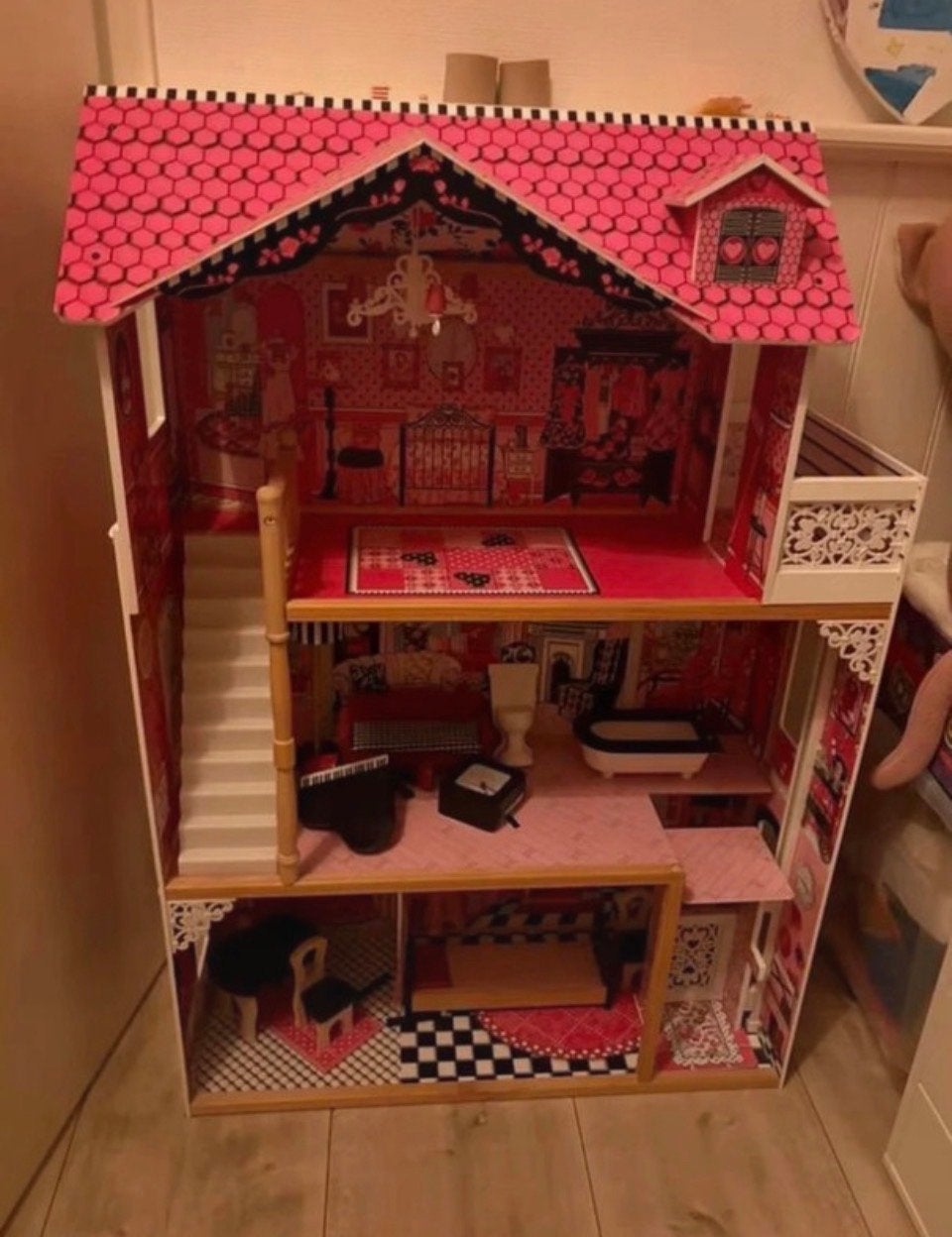 Groot roze poppenhuis met meubels, Poppenhuis, Gebruikt, Pop, Ophalen of Verzenden