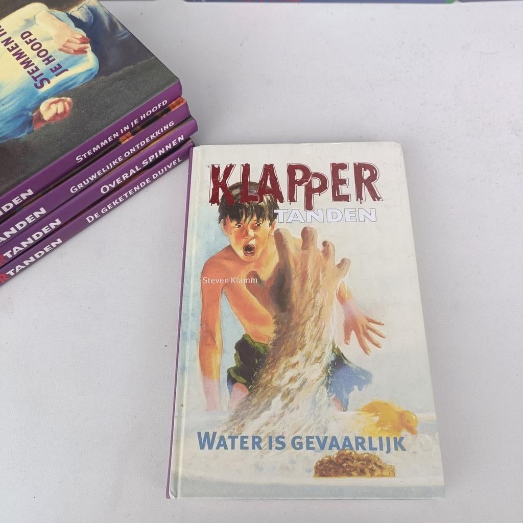 Klapper Tanden - Water is Gevaarlijk, Ophalen of Verzenden, Zo goed als nieuw, Fictie algemeen