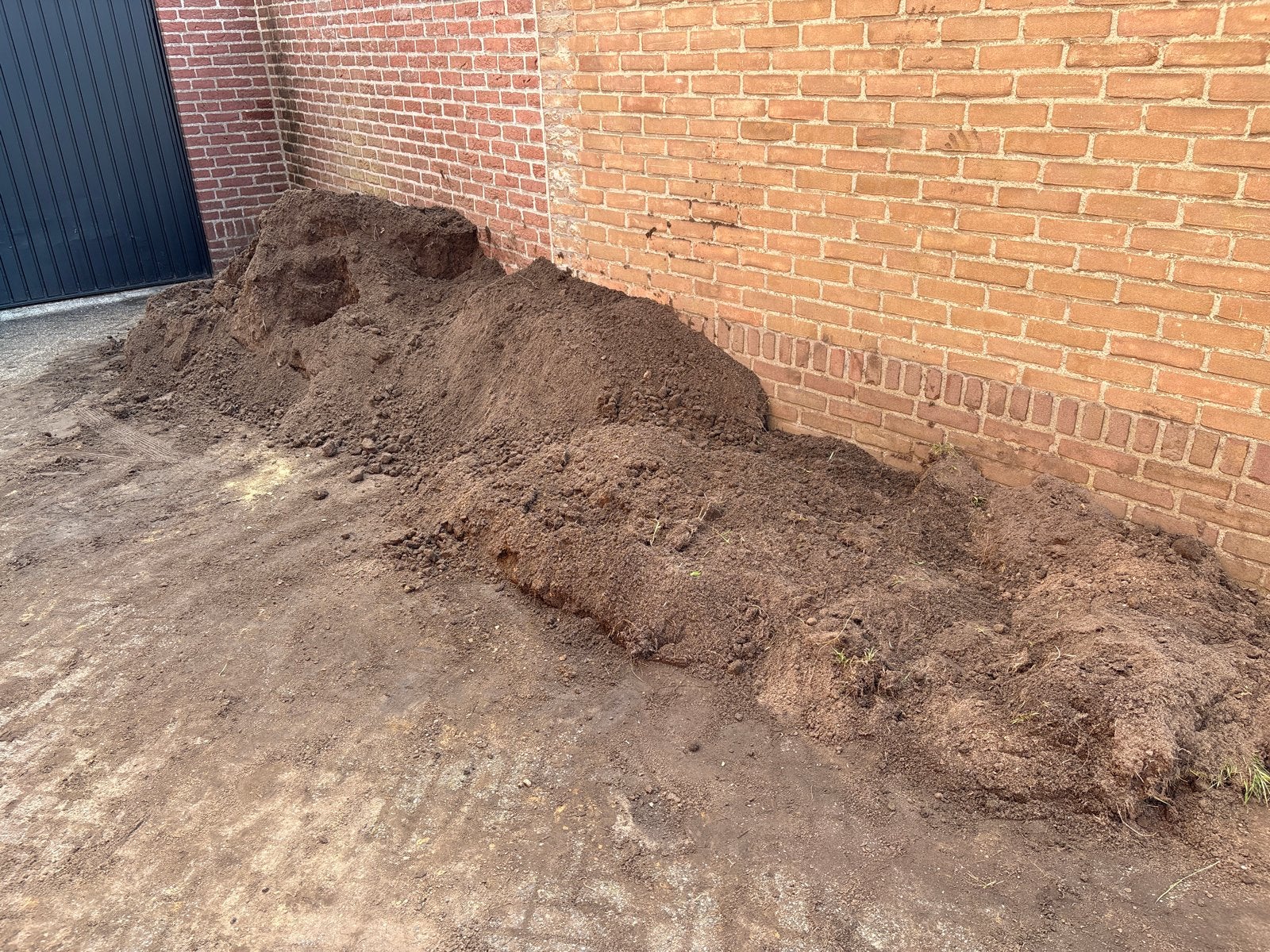 Gratis af te halen: 1,5-2m3 zwarte grond, Tuin en Terras, Ophalen, Gebruikt, Ophoogzand