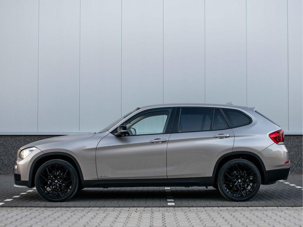 BMW X1 xDrive28i 245pk | Trekhaak 2000kg | Carplay | Leder |, Auto's, BMW, Gebruikt, 4 cilinders, 2000 kg, Bedrijf
