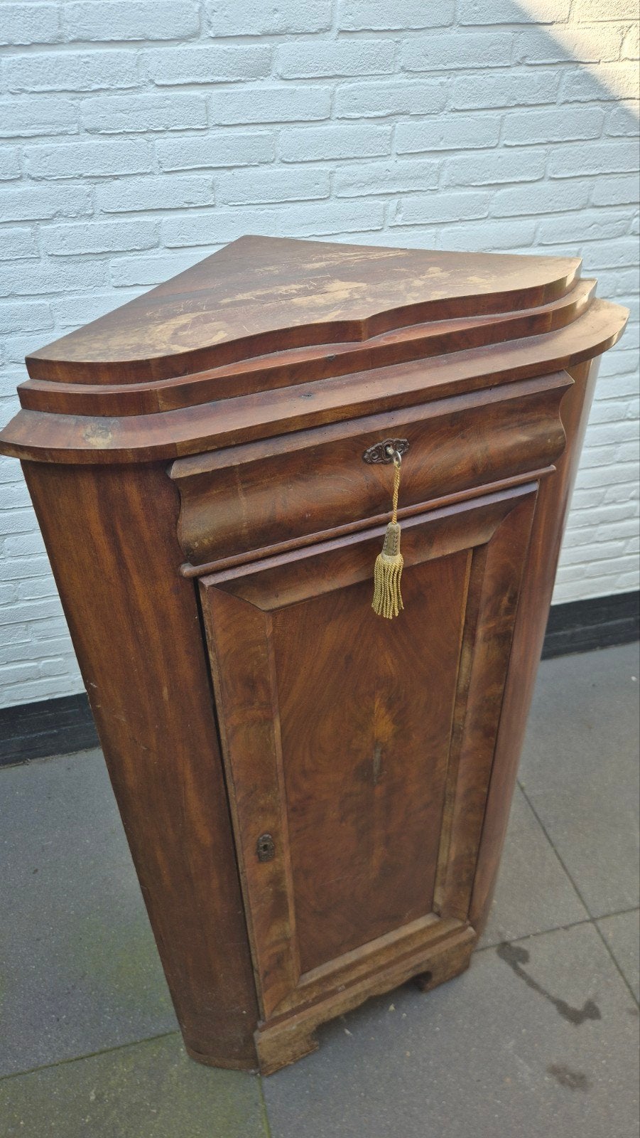 Antieke houten hoekkast met sierlijke details, Ophalen