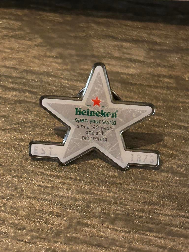 Mooie aparte Heineken pin speldje, Verzamelen, Ophalen, Zo goed als nieuw, Heineken