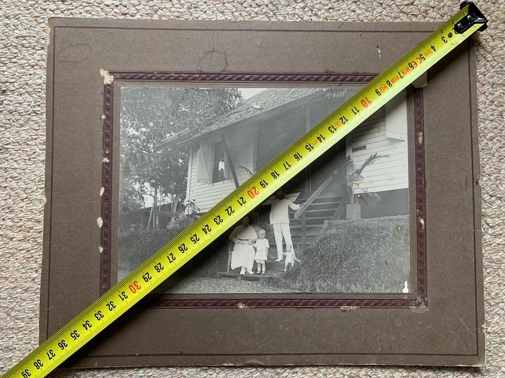 Knil indie militair voor huis staande, Ophalen, Gebruikt, Foto, Voor 1940