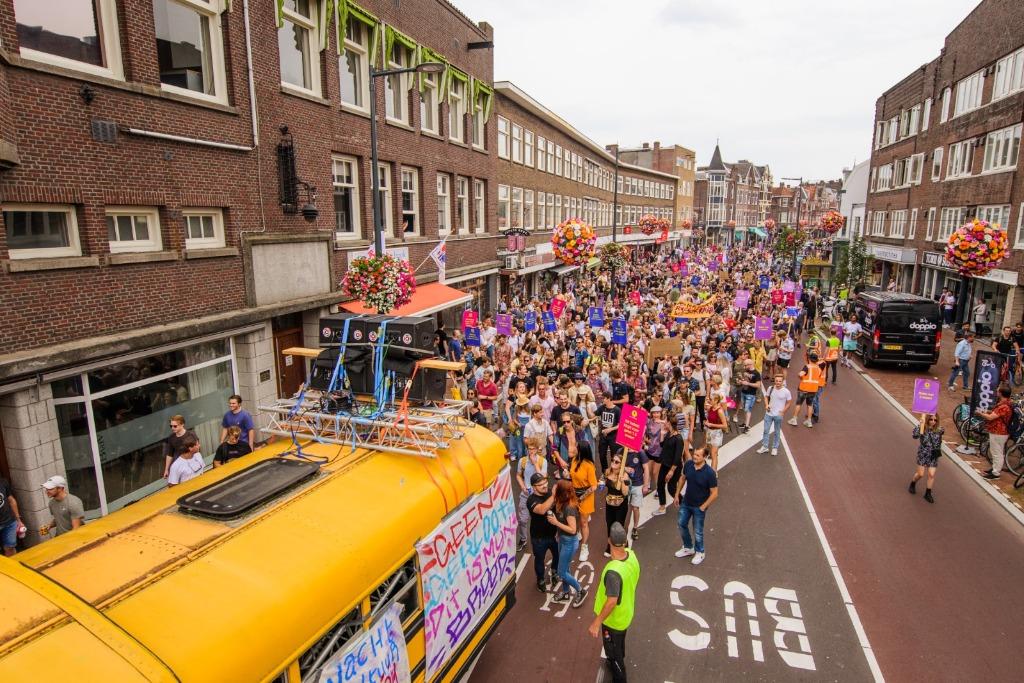 Foto 9 van foodtruck DJ-boot schoolbus te huur