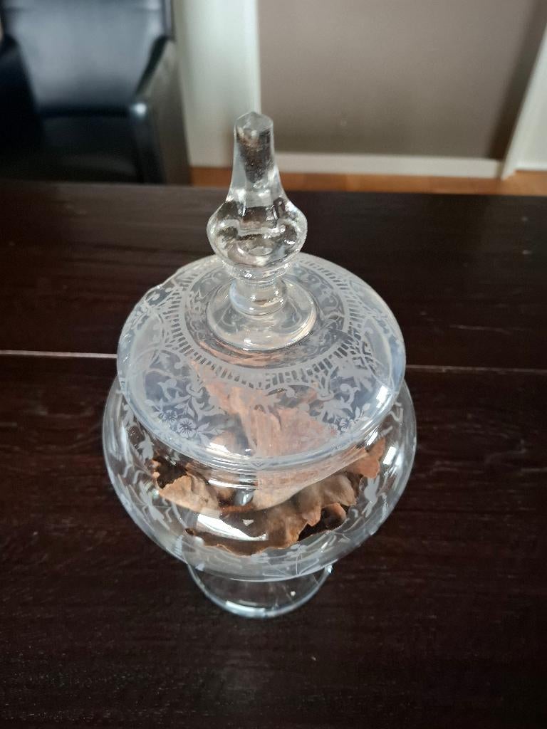 Glazen vaas op voet met deksel., Ophalen