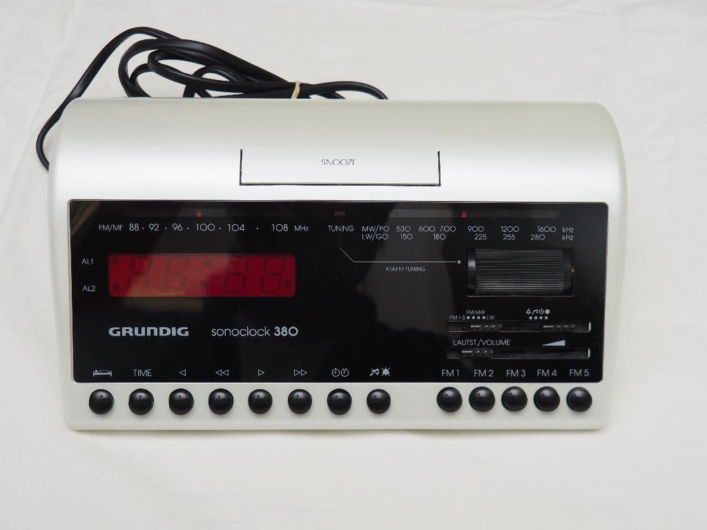 Grundig Sonoclock 380 Vintage Alarm Clock with Radio, Ophalen of Verzenden, Zo goed als nieuw, Radio