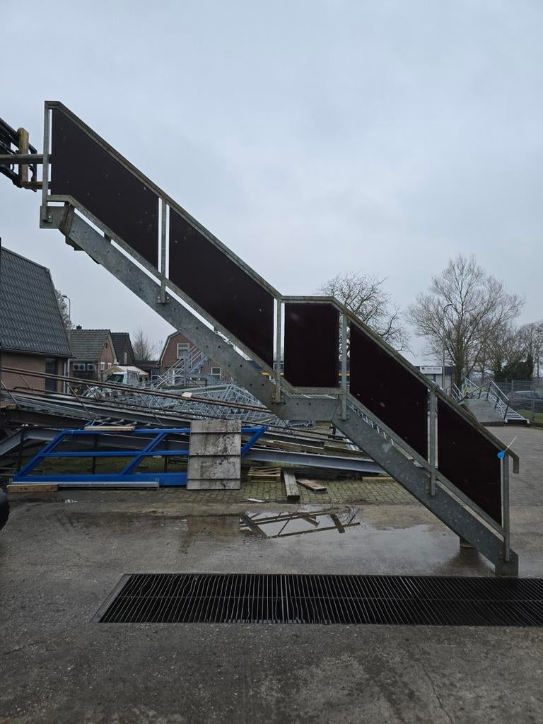 Stalen trap met tussenbordes gegalv. Hoog 3,5 mtr. Nob014, Ophalen, Zo goed als nieuw, 2 tot 4 meter