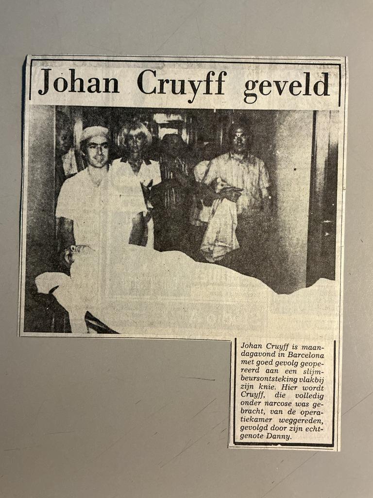 Voetbal krantenartikel Johan Cruijff geveld 1976 operatie, Ophalen of Verzenden, Knipsel(s)
