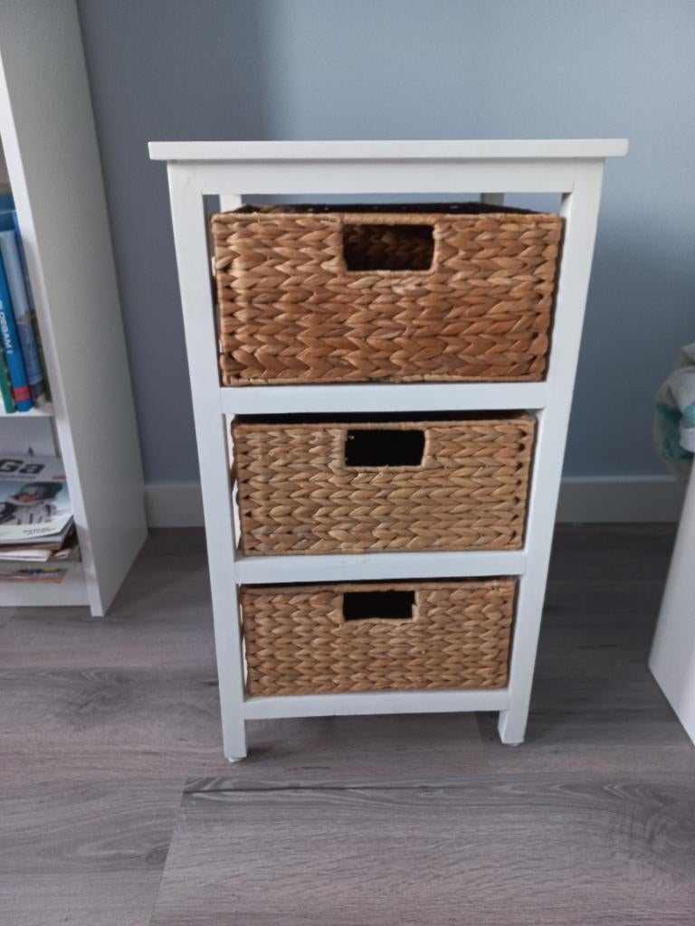 Nachtkastje wit met drie houten manden, Huis en Inrichting, Slaapkamer | Nachtkastjes, Ophalen, Gebruikt, Minder dan 45 cm, 55 tot 70 cm