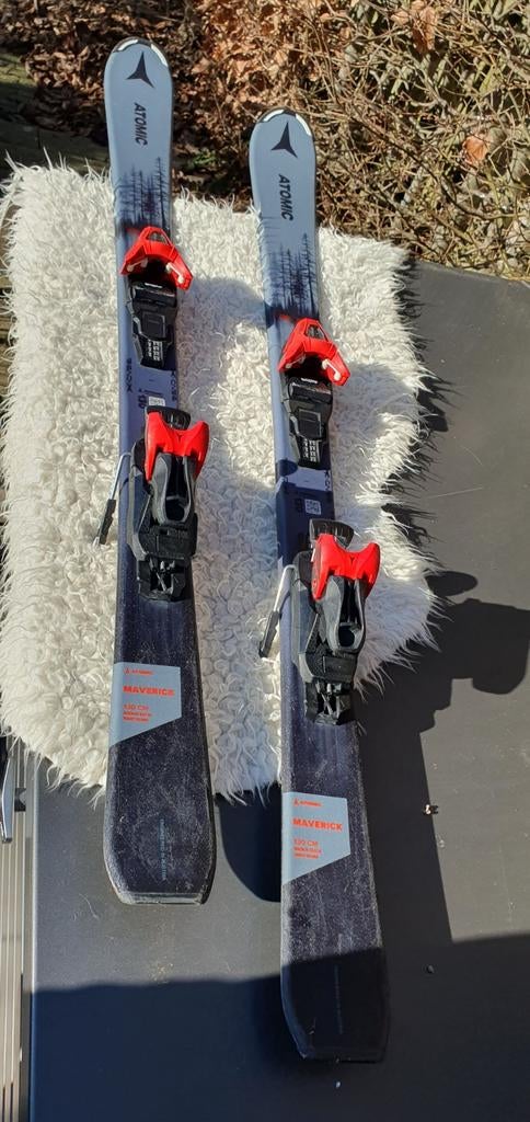 Kinderski's + skischoenen + helm, Sport en Fitness, Ophalen, Gebruikt, Schoenen, Atomic