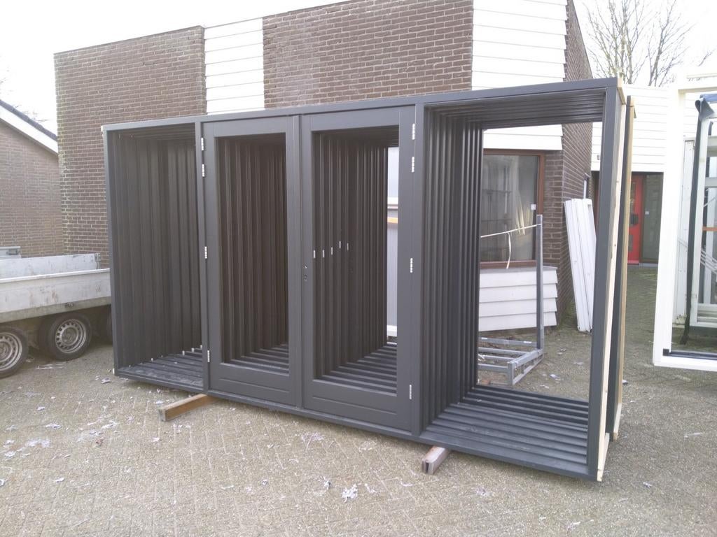 Hardhout kozijn met dubbele deuren en zijlichten