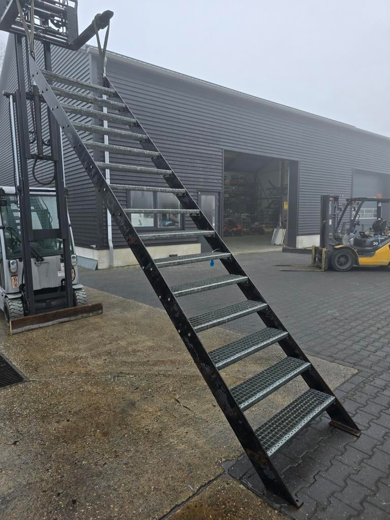 Stalen trap zwart. Hoog 3,25 mtr. Nob206, Doe-het-zelf en Verbouw, Ladders en Trappen, Ophalen, Zo goed als nieuw, 2 tot 4 meter