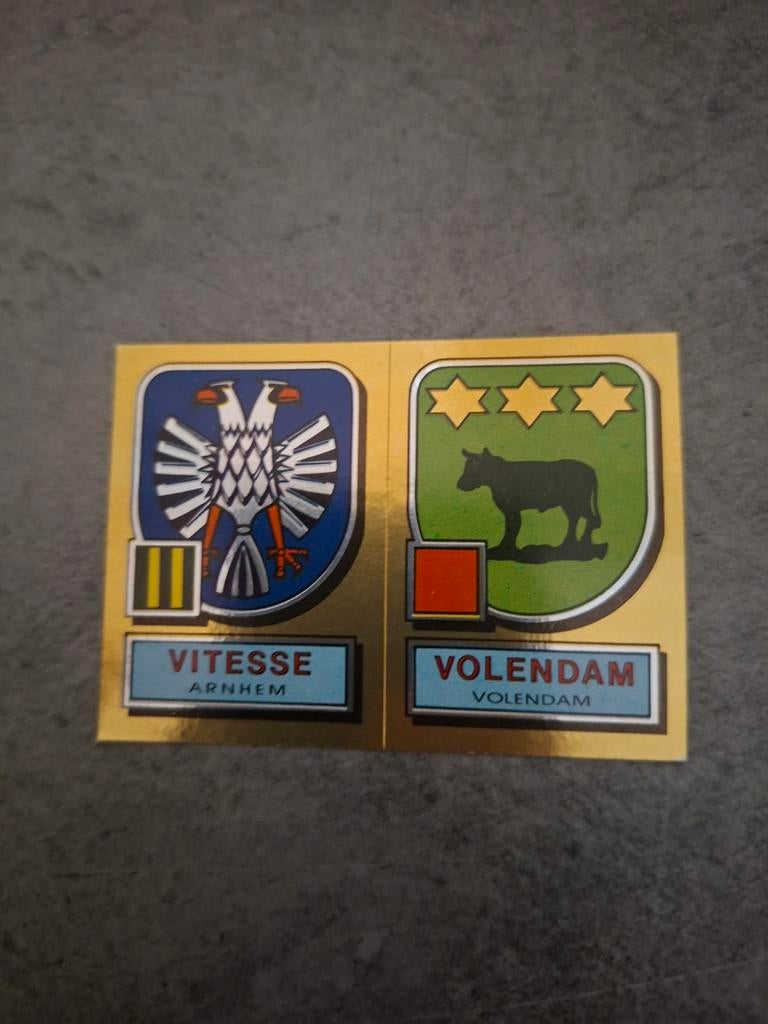 Panini sticker Voetbal 82. Emblemen Vitesse/Volendam., Verzenden, Zo goed als nieuw, Sticker