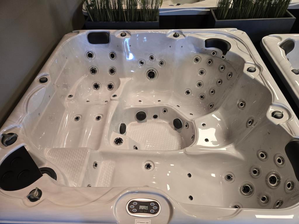 Balboa Ocean Spa Jacuzzi 215-2 van € 7.795 voor € 6.442, Tuin en Terras, Bubbelbaden en Hottubs, Ophalen, Nieuw, Trap, Vast