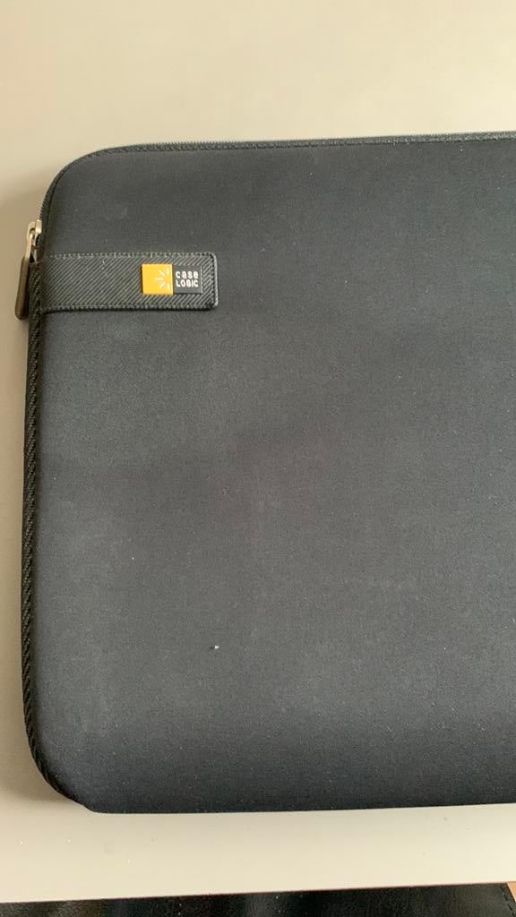 Zwarte laptophoes, merk Case Logic, maat 15,6 inch, Computers en Software, Laptophoezen, Ophalen of Verzenden, 15 inch, Zo goed als nieuw