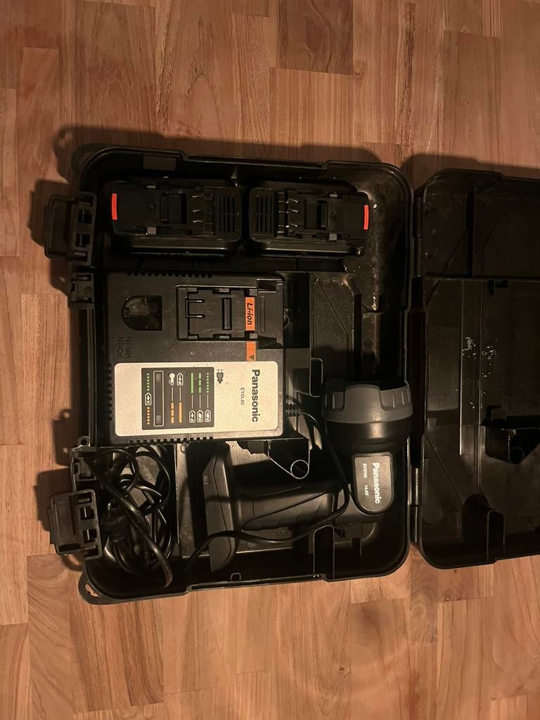 Panasonic zaklamp + 2 accu’s en box + lader, Ophalen of Verzenden, Gebruikt, Boor- en Schroefmachine
