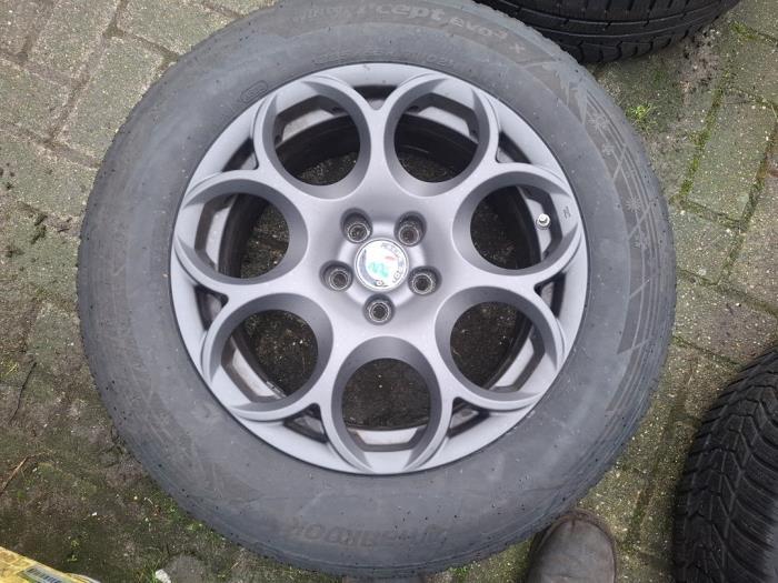 Sportvelgenset + winterbanden van een Alfa Romeo Stelvio, Gebruikt, -, Verzenden, -